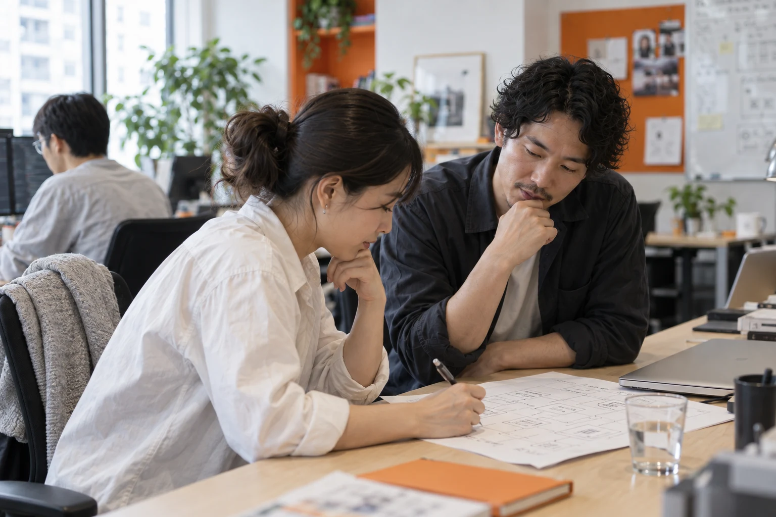 図面を見ながら課題を相談する二人